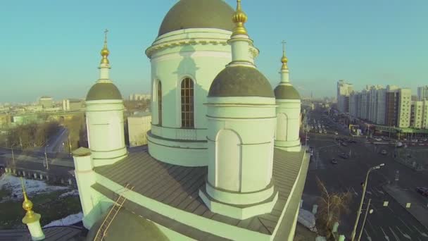 Cruzes de ouro em cúpulas de igreja — Vídeo de Stock