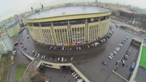 Auto's in de buurt van Olympisch Sportcomplex — Stockvideo