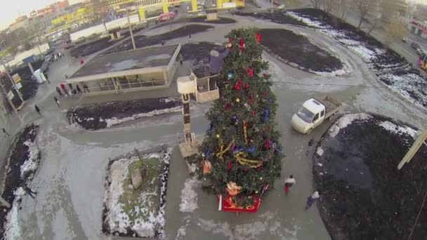 Trabajador en cabina adorna árbol de Navidad — Vídeo de stock