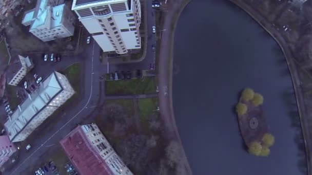 Etang Egersky parmi les maisons résidentielles — Video