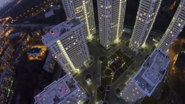 Complejo residencial con iluminación en otoño — Vídeo de stock