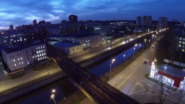 Carros de carro por Gannushkina quay — Vídeo de Stock