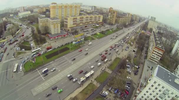 Αστικό τοπίο με επισκεψιμότητα στο δρόμο στη Μόσχα — Αρχείο Βίντεο