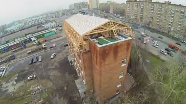 Traffico auto su strada vicino edificio in mattoni — Video Stock