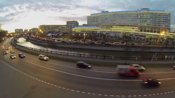 Verkeer op de kade in de buurt van bouwwerk van Mgtu — Stockvideo