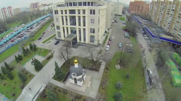 Kaplica w pobliżu Moscow City Court — Wideo stockowe