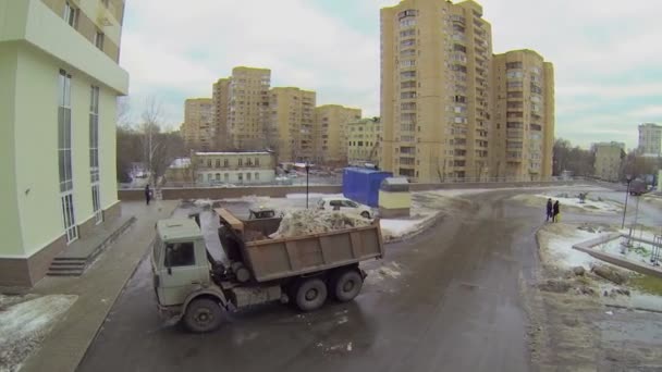 Loader puts snow in truck — Stock Video