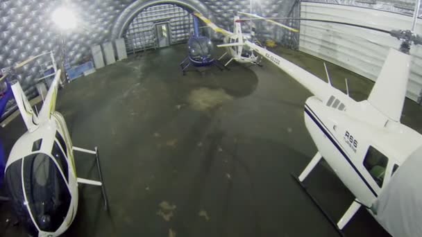 Helicópteros estacionados no hangar do heliporto — Vídeo de Stock