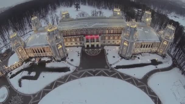 Королівський палац з підсвічуванням в Царицино — стокове відео