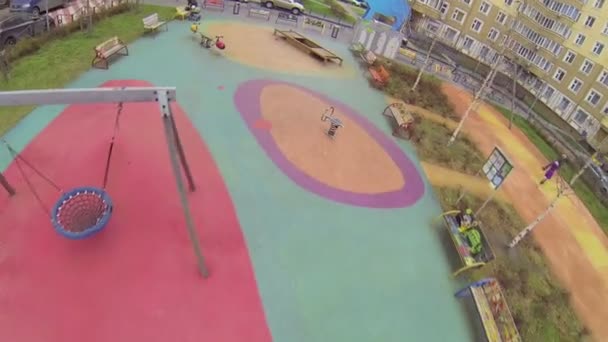 Petite fille joue avec garçon 