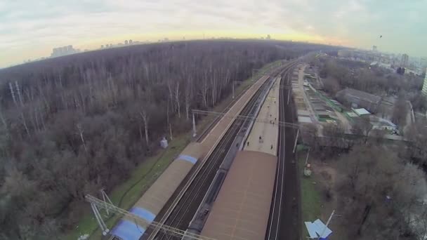 Caricamento del treno passeggeri sulla stazione ferroviaria — Video Stock