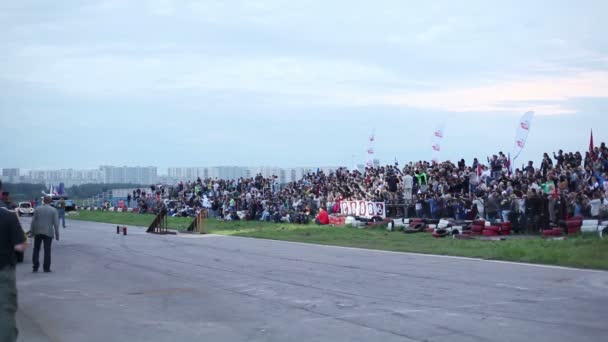 Paardrijden auto ontploft en overturns op Festival — Stockvideo