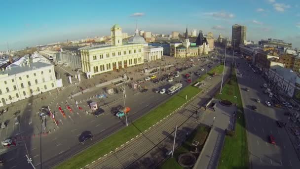 Paisaje urbano con tráfico en la plaza Komsomolskaya — Vídeo de stock