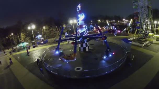 Les enfants montent sur le carrousel avec éclairage — Video