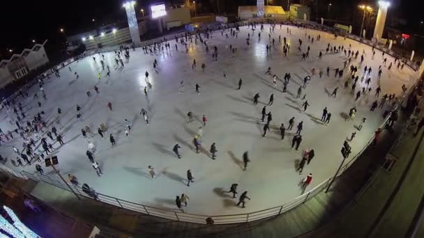 スケート場のスケートの人々は、リンクの氷の上で — ストック動画