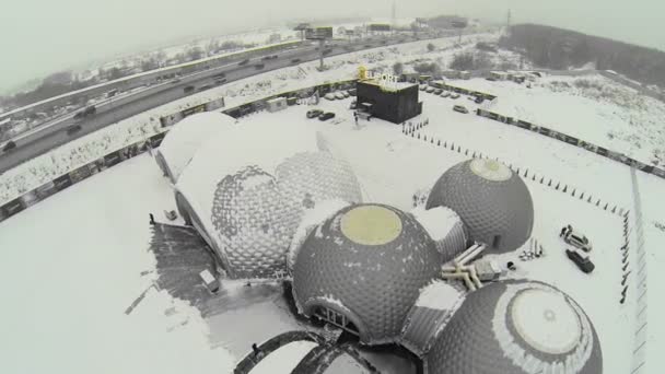 Héliport avec hangars sphériques pour hélicoptères — Video