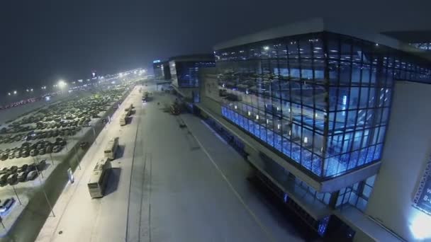 Traffico notturno su strada vicino al parcheggio — Video Stock