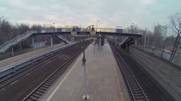 Les voyageurs attendent le train à la gare — Video