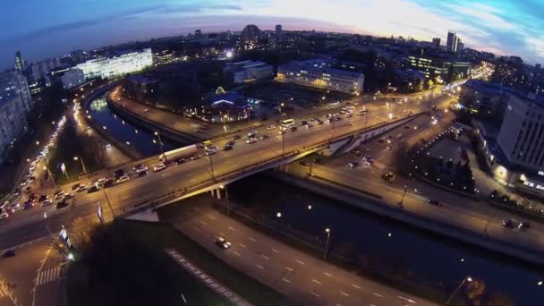 Городское движение на мосту — стоковое видео
