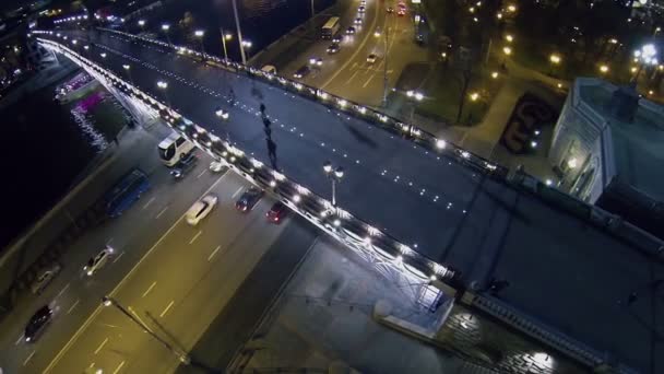 Burgers lopen door Patriarsji brug — Stockvideo