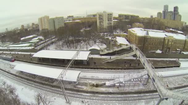 Il treno arriva alla stazione ferroviaria in inverno — Video Stock