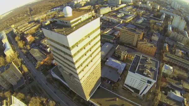 Verkehr auf Straße in der Nähe von Hochhaus — Stockvideo