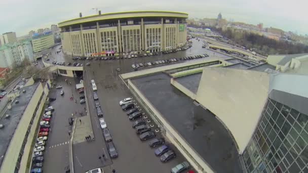 Auto's in de buurt van Olympiysky Sports Complex — Stockvideo