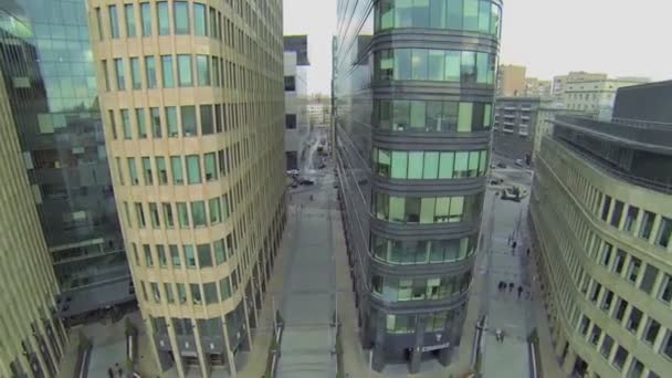 Straatverkeer nabij modern kantoor centrum — Stockvideo