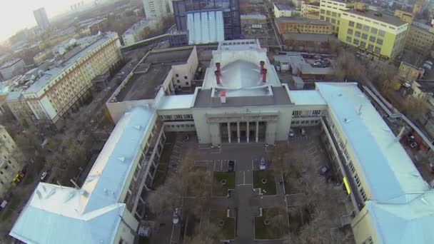 Paysage urbain avec cour près de l'édifice — Video