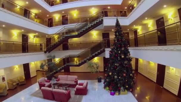 Árbol de Navidad en el hotel Borodino — Vídeos de Stock