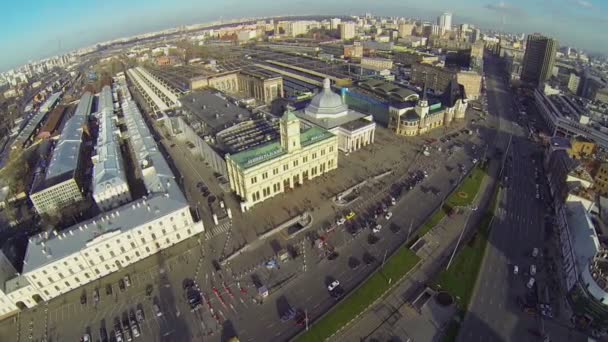 Stadstrafik på Komsomolskaya Square — Stockvideo