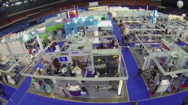 People walk at International Exhibition ExpoClean — Stock Video
