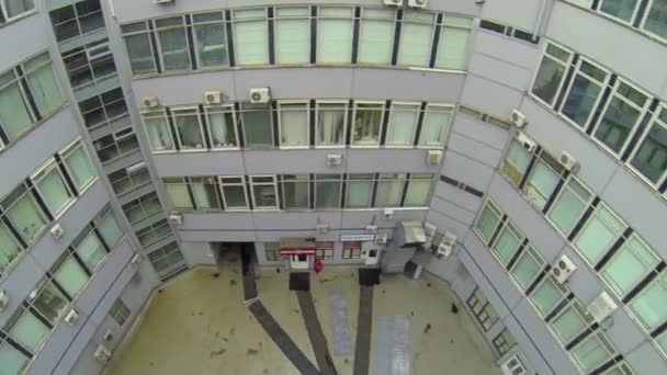 Cortile interno di edificio a forma di pentagono — Video Stock