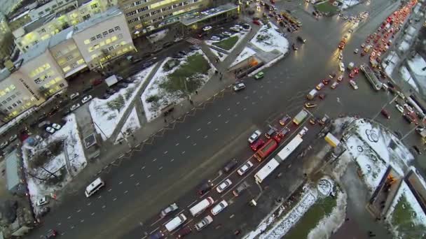 Tráfico cruzado en la plaza Preobrazhenskaya — Vídeos de Stock