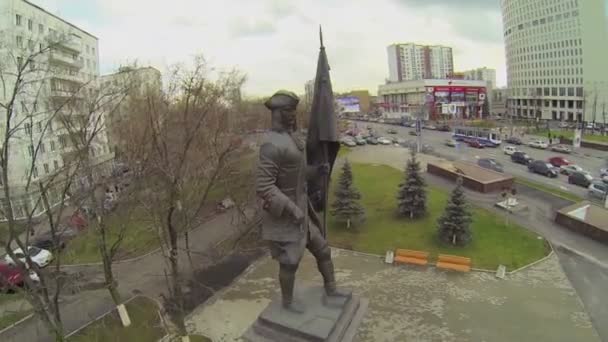 Scultura di soldato con bandiera su piazza Preobrazhenskaya — Video Stock