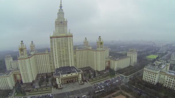 Stadtbild mit Staatlicher Universität Moskau — Stockvideo