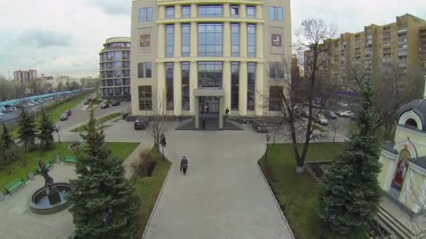 Ludzie pieszo w pobliżu Moscow City Court — Wideo stockowe