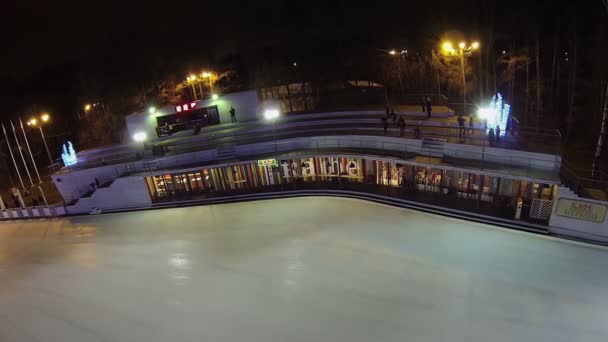 Menschen stehen auf Tribünen der Eishalle — Stockvideo