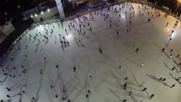 在休闲公园的溜冰场上滑冰 — 图库视频影像