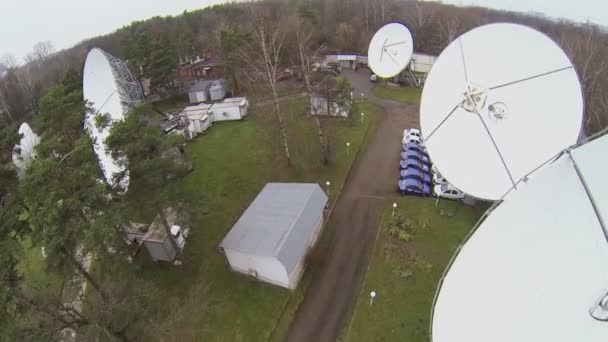 Grote parabolische antennes — Stockvideo