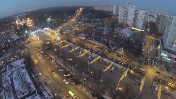 Paisaje urbano con tráfico en bulevar con guirnaldas — Vídeo de stock