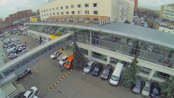 Cars parked near edifice of Mosrentservice — Stock Video