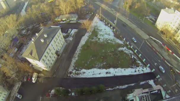 Verkehr in der Nähe der Kirche des Hl. Sergei Radonezhsky — Stockvideo