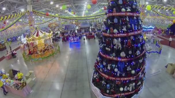 Ghirlanda lampeggia sull'albero di Natale — Video Stock