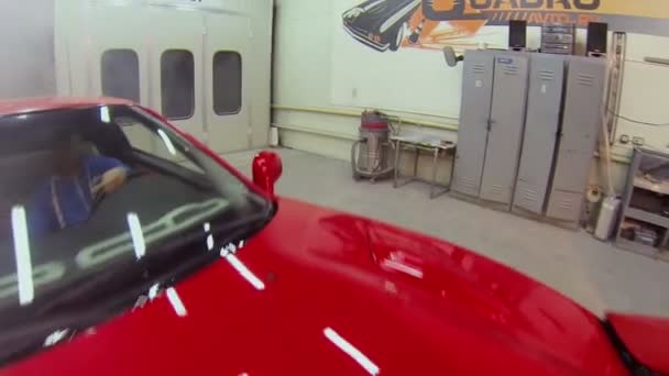 El hombre conduce coche deportivo rojo — Vídeos de Stock