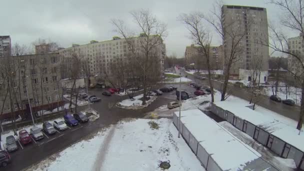 Tramwaje jeździć w pobliżu mieszkania domy — Wideo stockowe