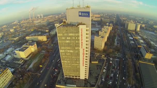 Traffico auto vicino a edificio alto — Video Stock