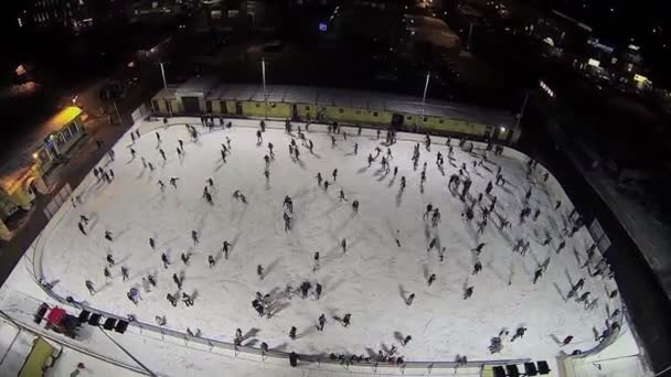 As pessoas deslizam patinando pista — Vídeo de Stock