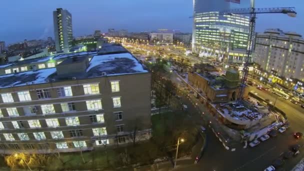 Straatverkeer in de buurt van de bouwplaats van de kerk — Stockvideo