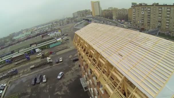 Traffico cittadino vicino all'edificio in mattoni — Video Stock